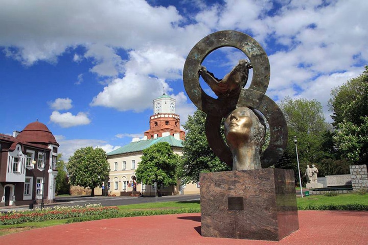 Die Bronzeskulptur "Eternal Love" in der Friedensstadt Wielun ist ein Werk des polnischen Künstlers Siudmak
